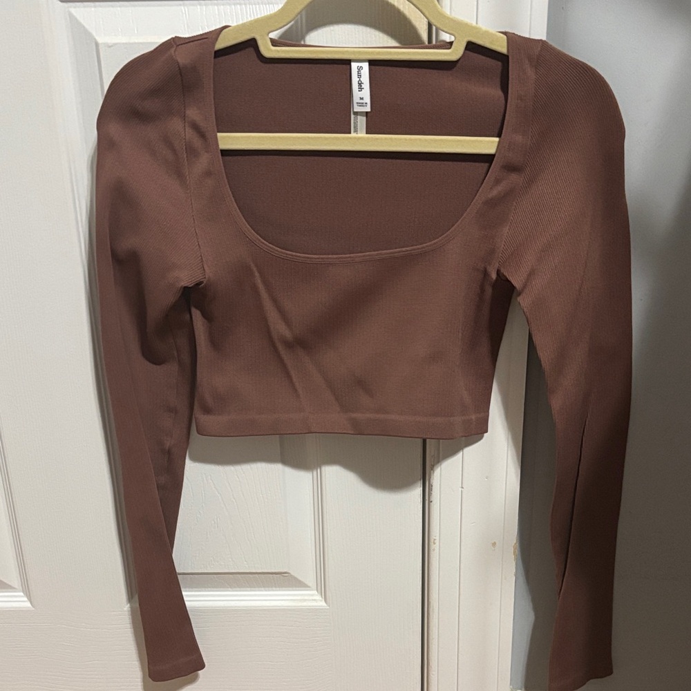 Aritzia Cocoa Long Sleeve Crop Top